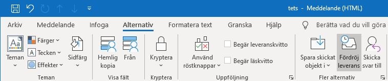 Schemalägg e-post genom att gå till fliken Alternativ och sen fördröj leverans till vänster